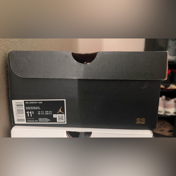 Jordan 1 Mid - Picture 2 of 2